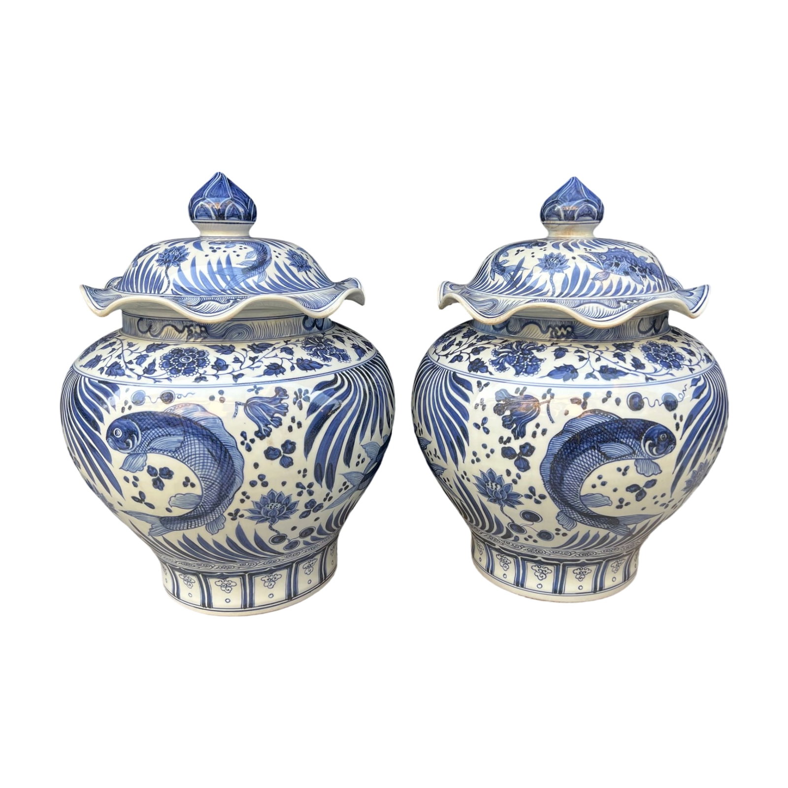 Yongle Period Blue and White Fish and Algae Pattern Lotus Leaf Covered Jar (1 of 20)
