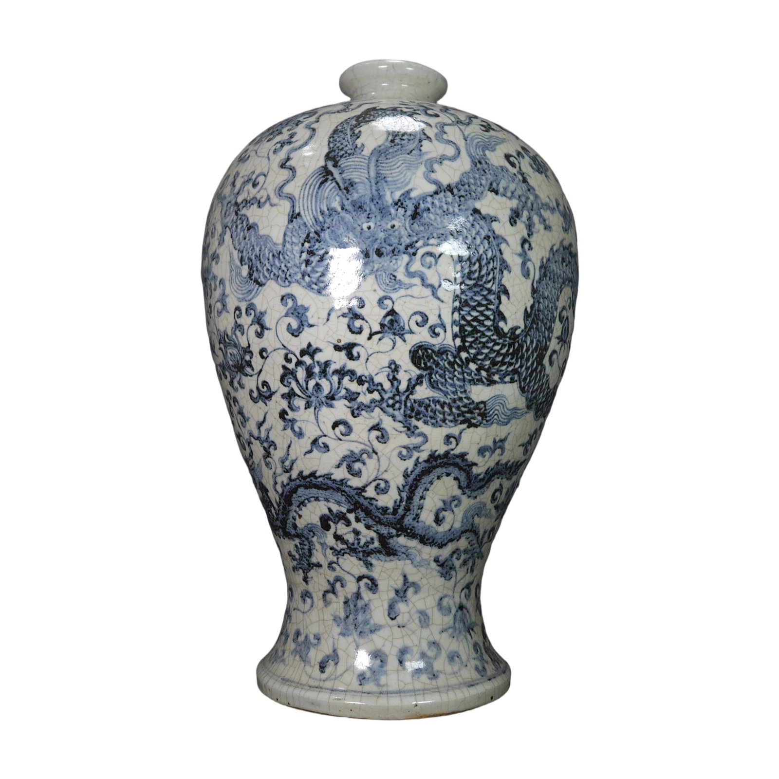 Ming Dynasty Xuande Blue and White Dragon Pattern Meiping: This Ming Dynasty Xuande blue and white dragon pattern meiping showcases exquisite craftsmanship and unique artistic beauty, perfectly reflecting the splendor of Ming porcelain. The body is adorned wi