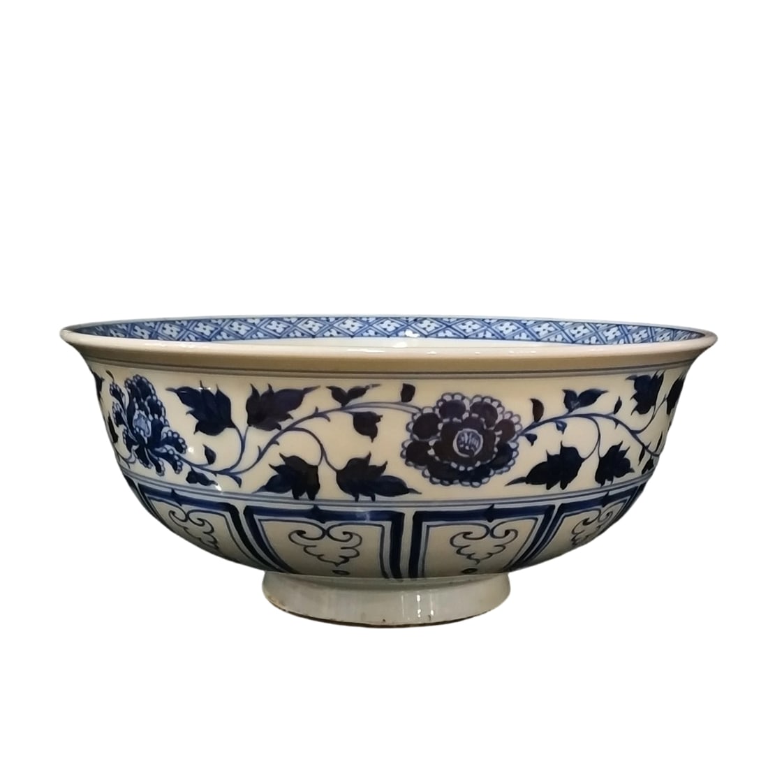 Yuan Dynasty Blue and White Hand-painted Fish and Grass Bowl: This Yuan Dynasty blue and white hand-painted fish and grass bowl showcases the exquisite craftsmanship and unique artistic style of Yuan Dynasty ceramics. The bowl features vividly painted fish and g