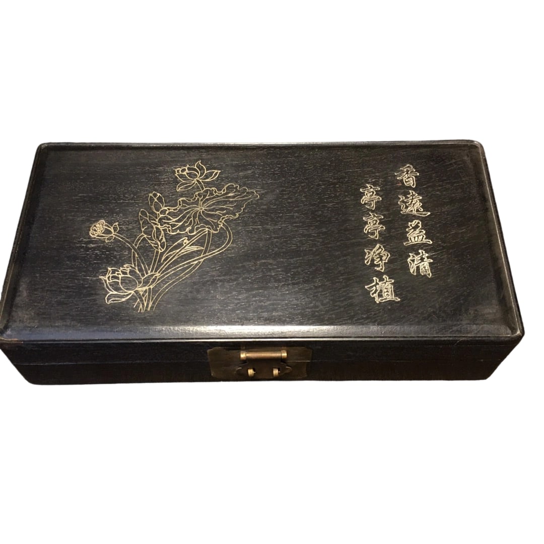 Zitan Box with Gold Star: This Zitan box is renowned for its unique gold star pattern, showcasing the natural beauty of the wood. The box is exquisitely designed with harmonious proportions, suitable for collection or