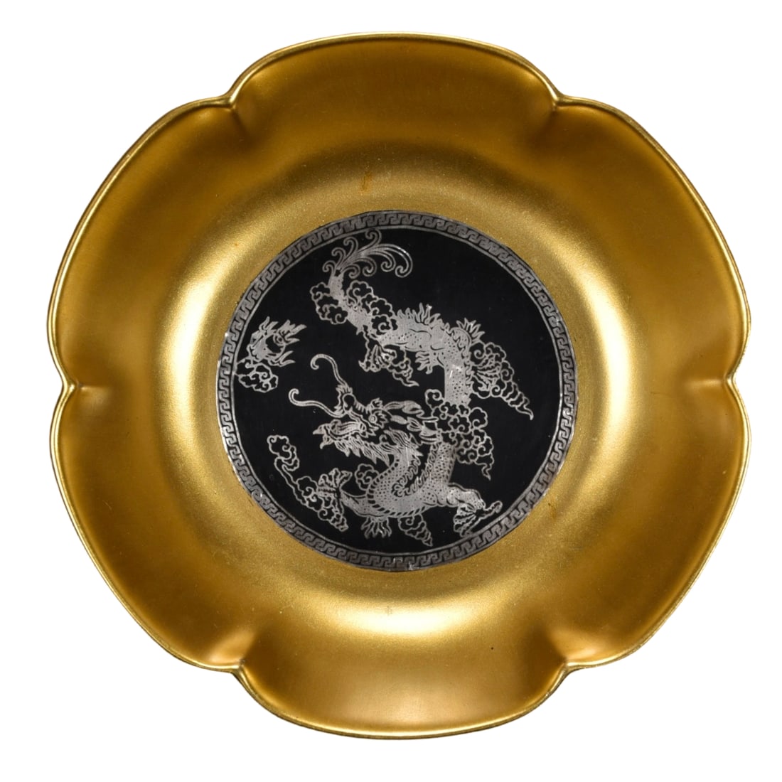 Song Dynasty Ru Kiln Gilded Silver Inlaid Dragon Pattern Lobed Mouth Basin: This Song Dynasty Ru kiln lobed mouth basin, with its unique gilded silver inlay craftsmanship, exudes a regal aura. The dragon pattern is vividly depicted, showcasing the exquisite skills of ancient 