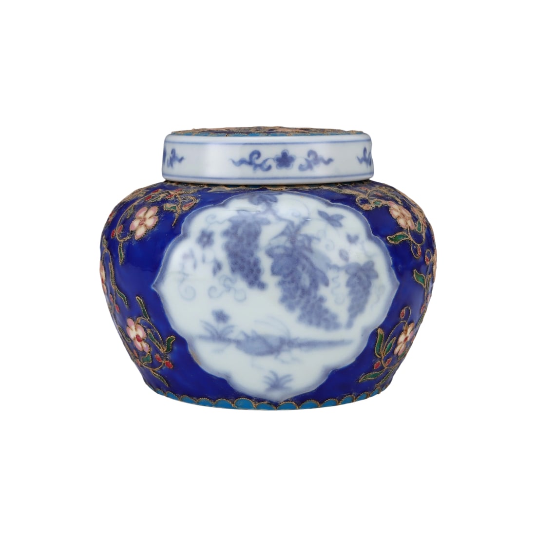 Blue and white porcelain: This porcelain piece features a deep blue glaze as its base, adorned with exquisite white-ground blue-and-white decorations, exhibiting an elegant style. The vessel features smooth lines, exquisite cr