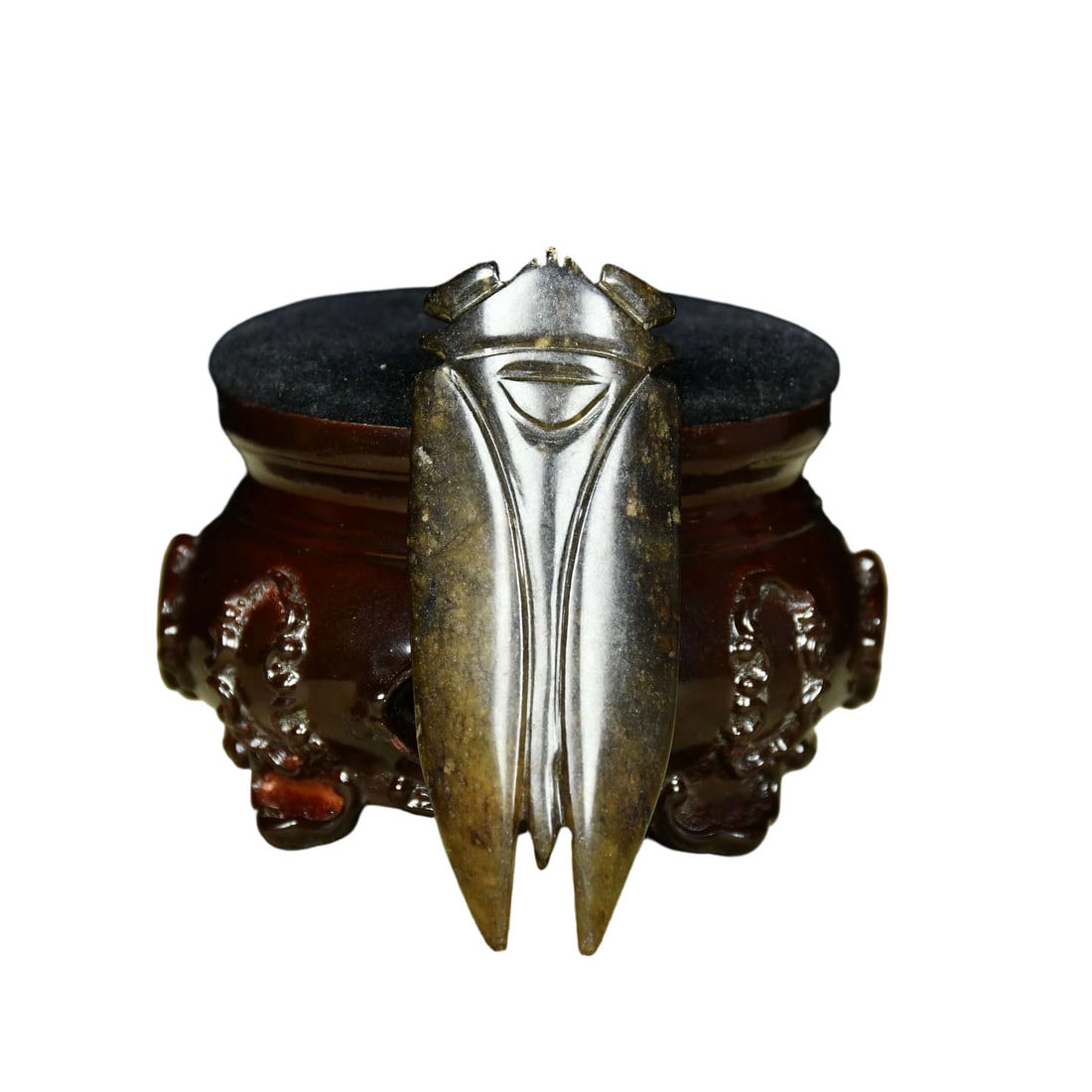 Hetian Jade Eight-Cut Jade Cicada: Typical Han eight-cut technique, featuring large slant cuts with concise and vigorous lines, distinct ridges, and firm wings, marking a signature jade carving method. The base is Hetian white jade,