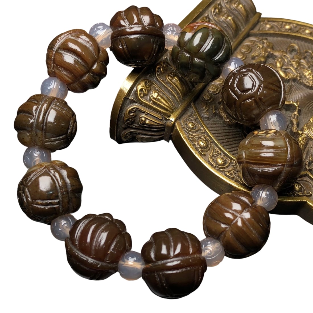 Agate Beaded Bracelet: This agate beaded bracelet features delicate orange peel patterns and a lustrous patina, showcasing the natural beauty of agate. Historically regarded as a symbol of good fortune and prosperity, agate