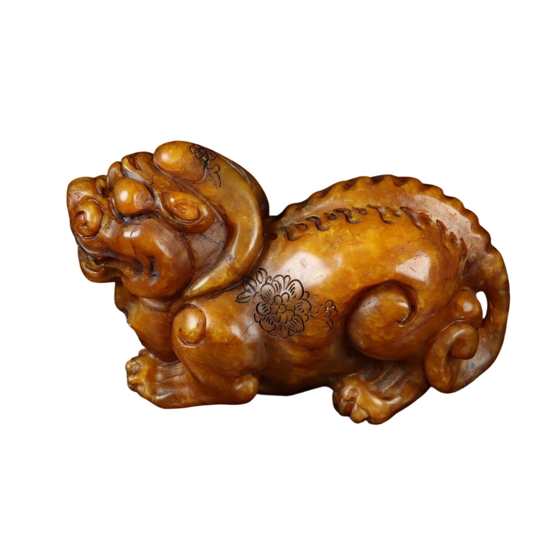 Wu Changshuo - Tianhuang Stone Carved Auspicious Beast Handheld Piece: This auspicious beast handle piece is carved by the seal artist Wu Changshuo. The stone is translucent with a unique shape. The carving is delicate with a strong oily texture, clear radish patterns,