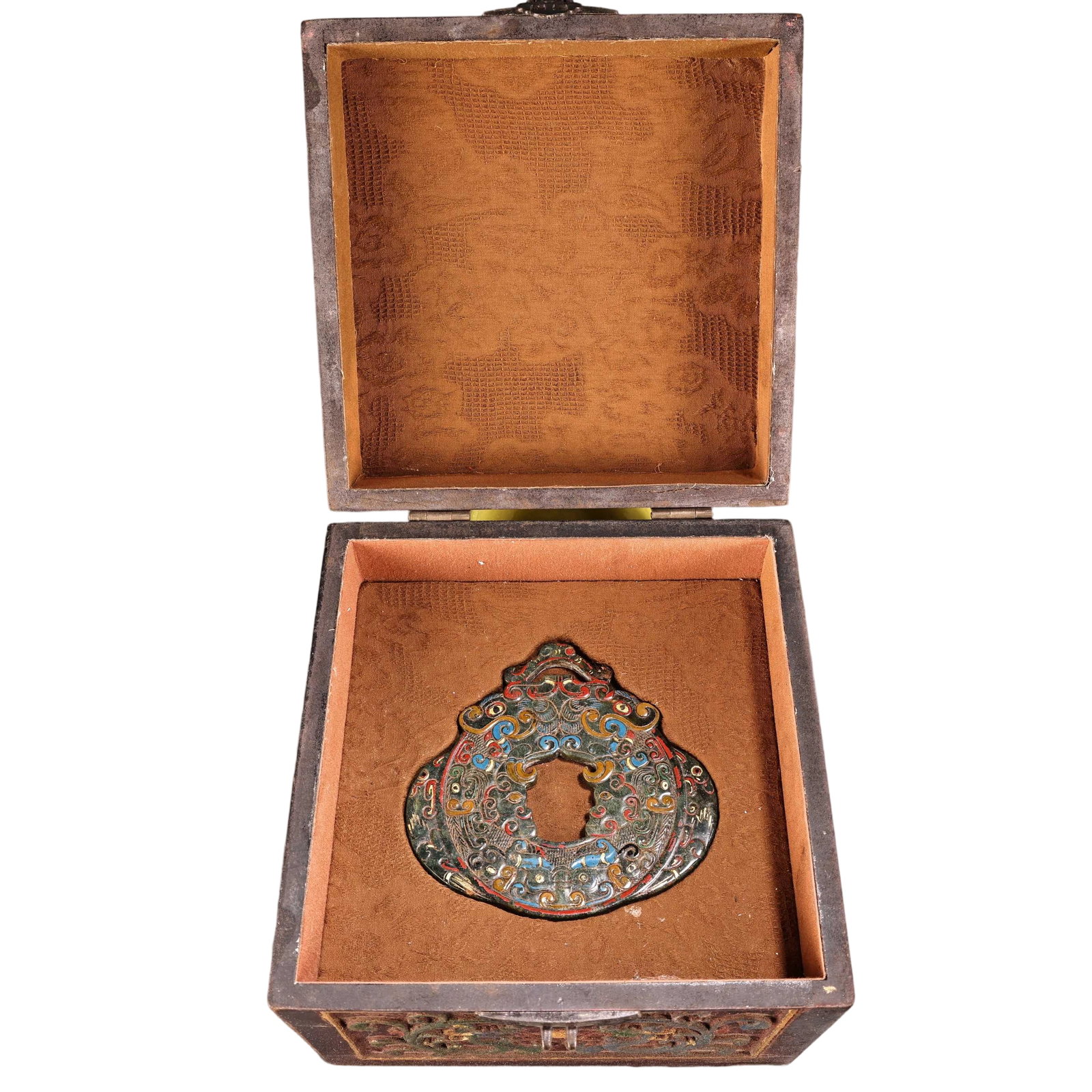 High Relief Lacquer Box with Painted and Gilded Hetian Jade Bi: This Hetian jade bi is presented in a high relief lacquer box, showcasing exquisite craftsmanship and elegant design, with painted and gilded details adding a touch of splendor. The jade is smooth