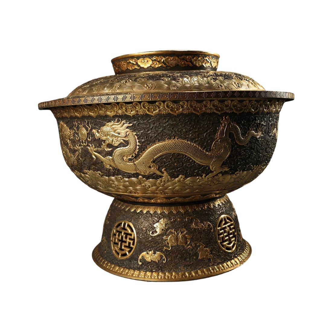 Pure copper high-relief engraved gilt dragon lidded jar: This pure copper high-relief gilt-gilt dragon-patterned jar features a dragon design, showcasing imperial grandeur. Exquisite craftsmanship, beautiful design, and rare shape make it highly