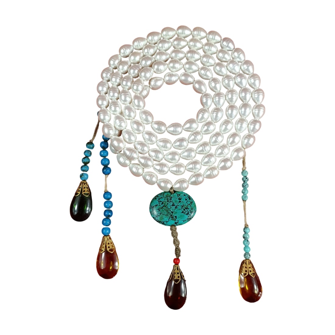 Qing Dynasty Pearl Court Necklace: This Qing Dynasty pearl court necklace is well-preserved, showcasing the exquisite craftsmanship of the Qing era. The pearls have a soft luster and are full, reflecting a regal aura.