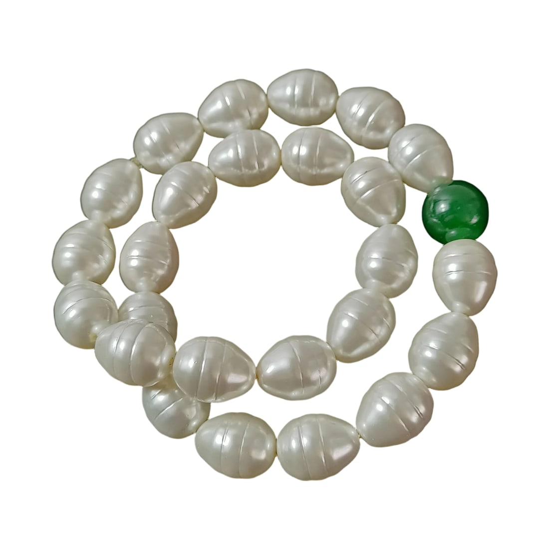 Qing Dynasty Old Pearl Necklace 1.5x1.3cm 102g: This necklace is strung with pearls, showcasing the exquisite craftsmanship of Qing Dynasty jewelry. The pearls have a soft luster and uniform color, reflecting the passage of time and historical dept
