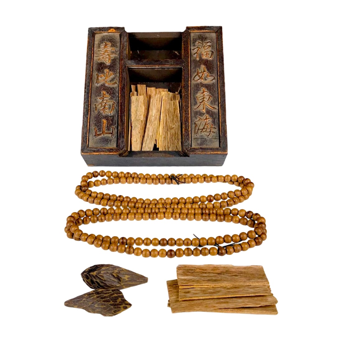 A box of Qing Dynasty agarwood: This agarwood box from the Qing Dynasty is a preserved piece with fine wood texture and a lingering fragrance, offering high collectible value. Agarwood was considered a precious material in ancient t