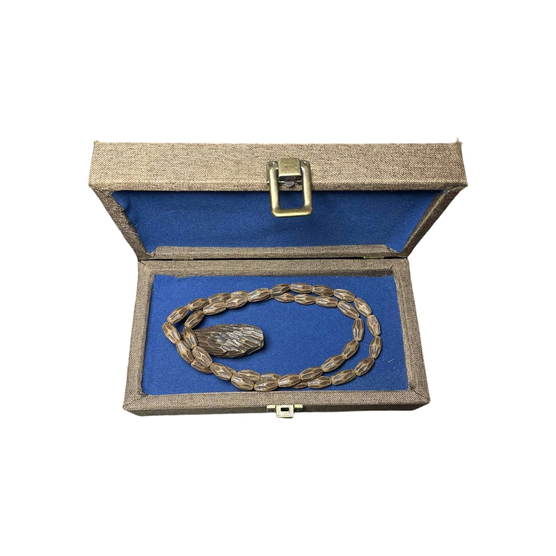 Qinan Agarwood Necklace 49g: This Qinan agarwood necklace is renowned for its unique fragrance and long-lasting scent. The material's rich oiliness gives it a distinctive texture, making it a precious collection for agarwood enth