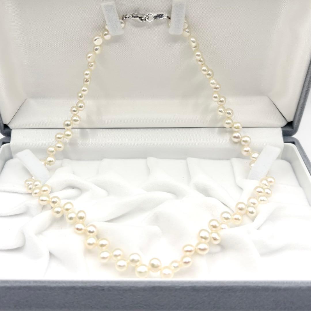 Fine Quality Freshwater Pearl Necklace: This is a small and elegant genuine freshwater pearl necklace. The back of the pearls is designed flat, in a button shape, so when worn on the chest, the pearls do not easily roll and remain close to