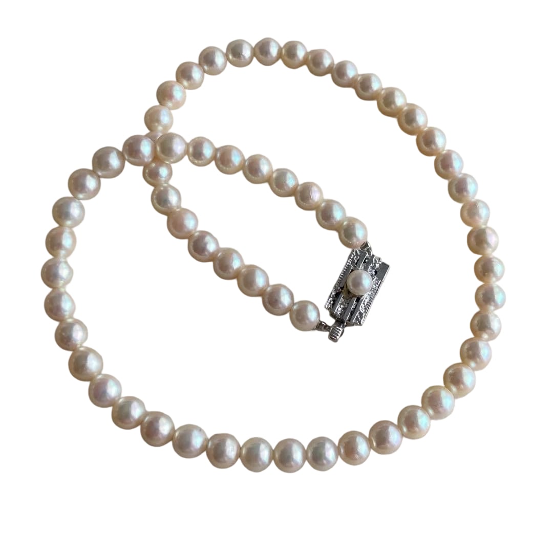 Natural Pearl Necklace and Earring Set: This is a set of necklace and earrings made from Akoya natural pearls, exuding an elegant luster. Suitable for weddings, parties, and various formal occasions. The item will be delivered in a dedicate