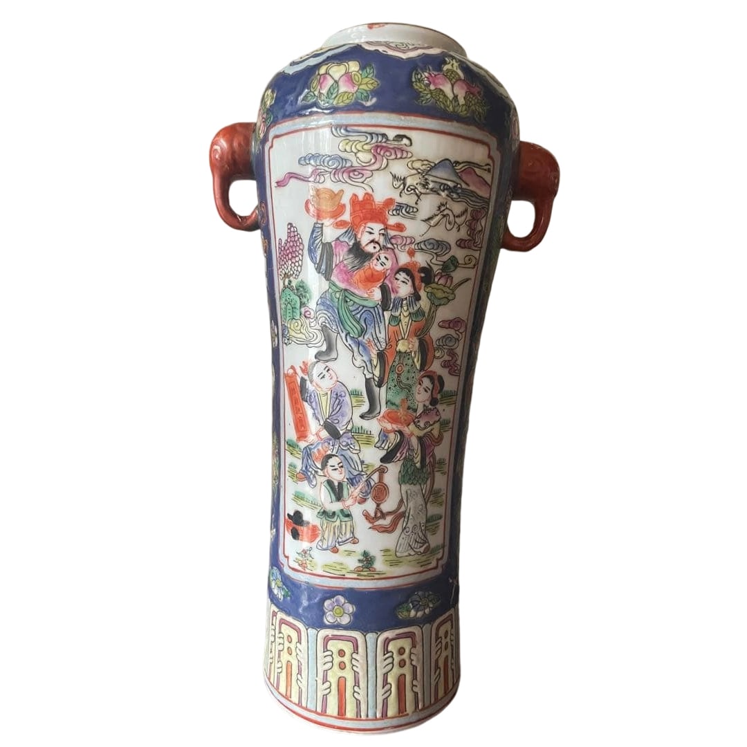 A double-handled vase depicting the Chinese God of War.: A double-handled vase depicting Chinese martial deities, Antique from the Tongzhi period of the Great Qing Dynasty. Artwork. For detailed condition, please refer to the images.