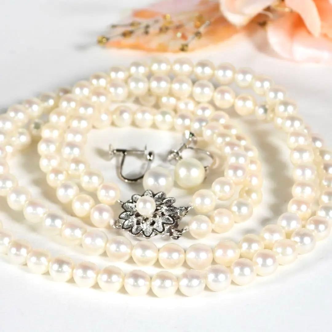 A set of Akoya natural pearl necklace and earrings.: A set of natural Akoya pearl necklace and earrings, 6.20 mm, suitable for weddings, funerals, and other occasions.