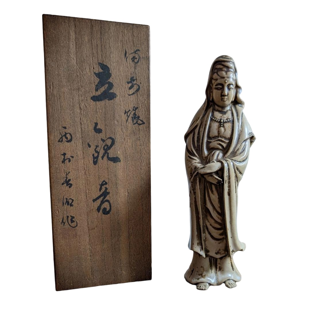 Nishimura Shunko Bizen Ware Kannon Statue with Tomobako (Original Box): Offered for auction is a Bizen ware standing Kannon statue created by the renowned Showa period artisan Nishimura Shunko. Nishimura Shunko (1886-1953), although born in Kyoto, was captivated by the al