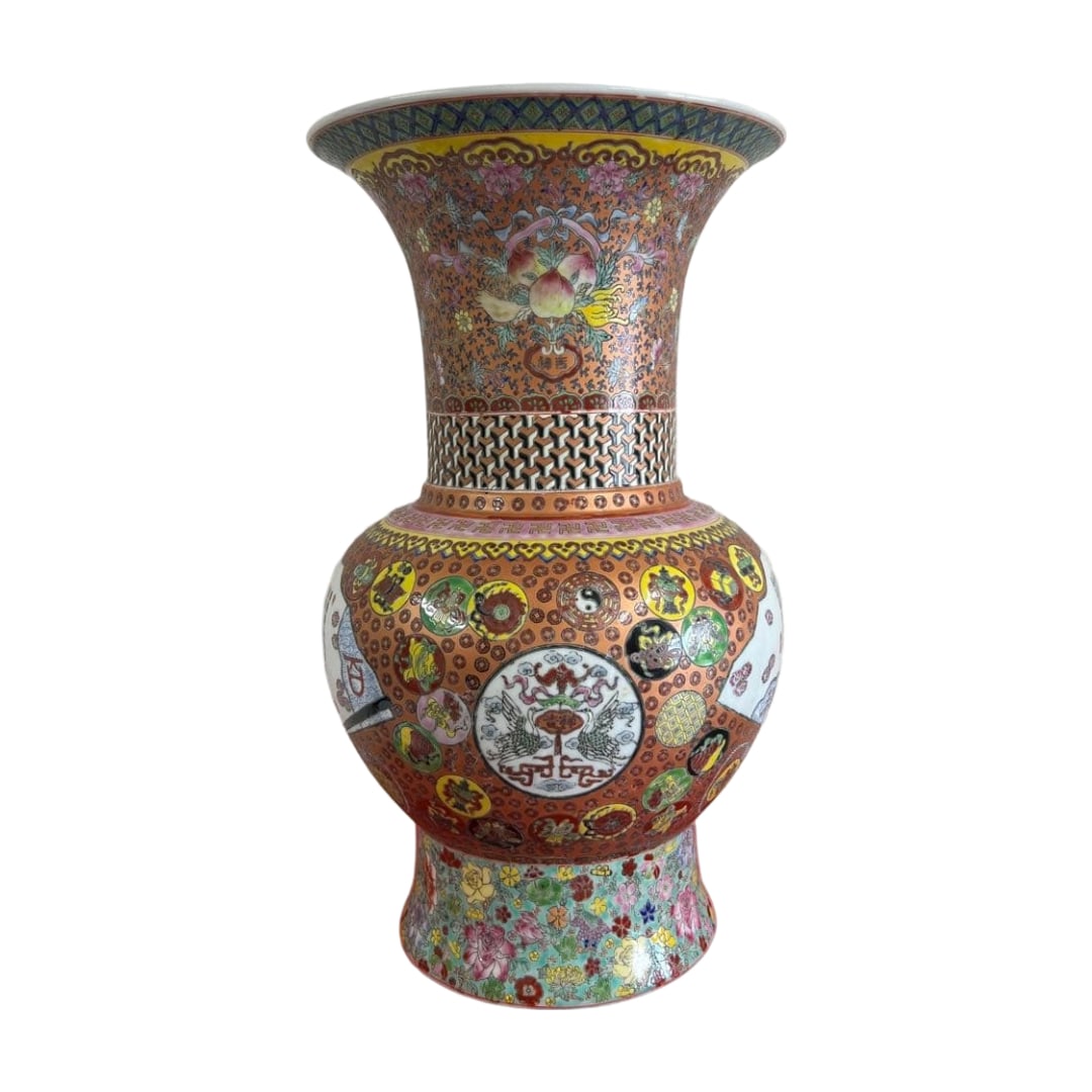 Chinese Antique Art: Qing Dynasty, "Hundred Characters of Fortune and Longevity" motif, with "Made: This is a collection from the consignor's parents. This is an exquisite piece that evokes a sense of the era. A very precious Qing Dynasty Famille Rose "Hundred Characters of Fortune and Longevity" mo