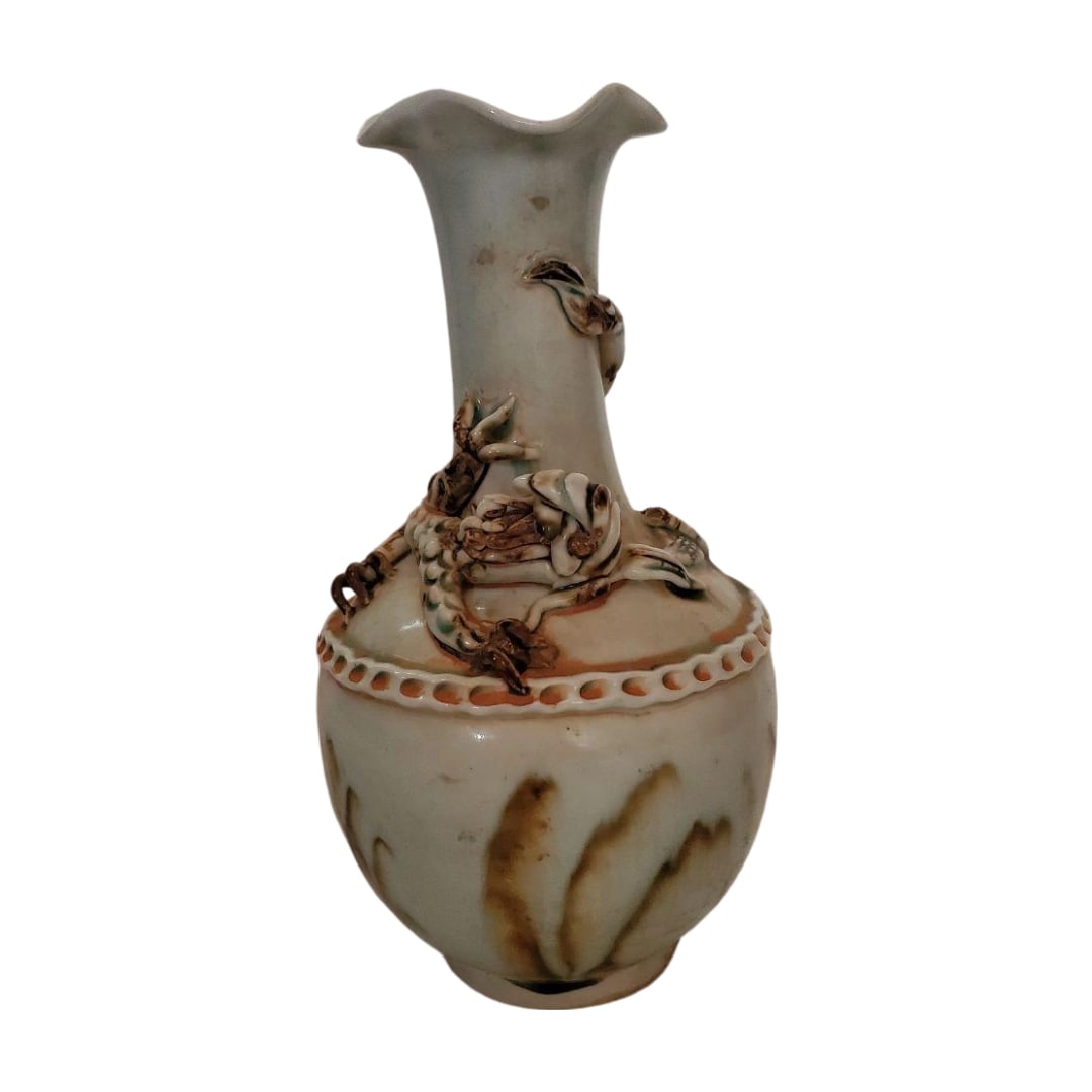 Chinese Antiques: Cizhou Kiln White Porcelain Vase with Dragon Motif, with Box: Chinese Antiques Cizhou Kiln White Porcelain Vase with Dragon Motif, with Box Dimensions: Height approximately 23.5 cm Width and Depth approximately 13 cm