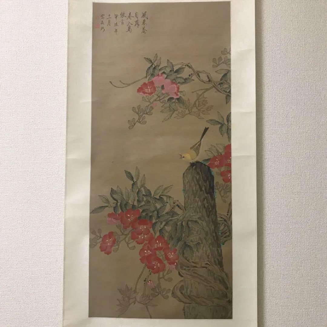 Ancient Chinese Hanging Scroll, Flowers and Birds, Silk, Hand-painted: The work is depicted with great delicacy. Whether it is the birds, flowers, or leaves, they all appear vivid and full of vitality. Typically, paintings with flower and bird themes tend to have a gentl