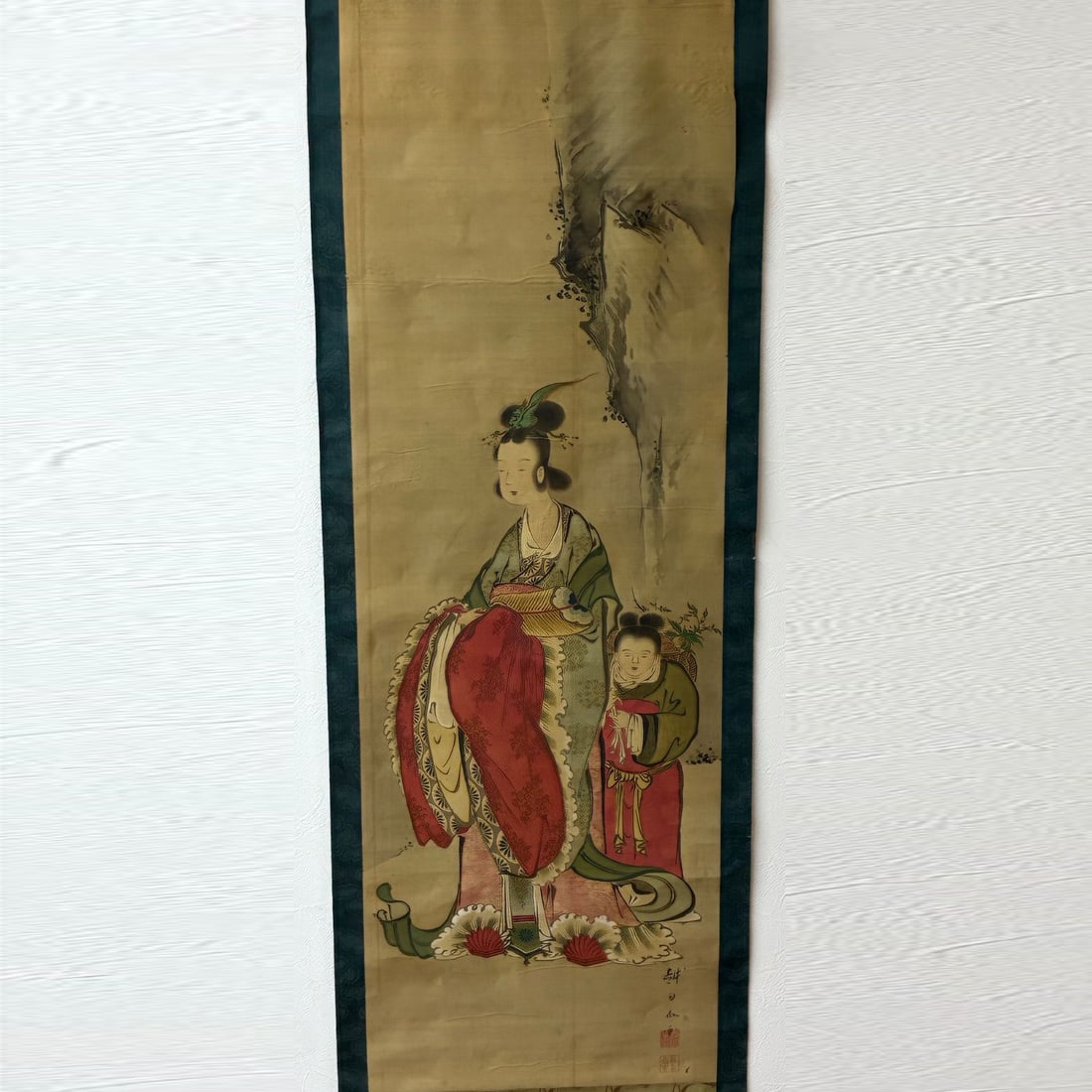 Hanging Scroll, Tang-style Beauty Painting, "Xiwangmu and Attendant" (Immortal Peach Painting), with: Dimensions: Painting core approximately 103.5 cm by 34.5 cm This is a scroll painting with an ancient style and elegant tone, symbolizing good fortune. It depicts a "Tang Beauty" scene featuring Xiwan