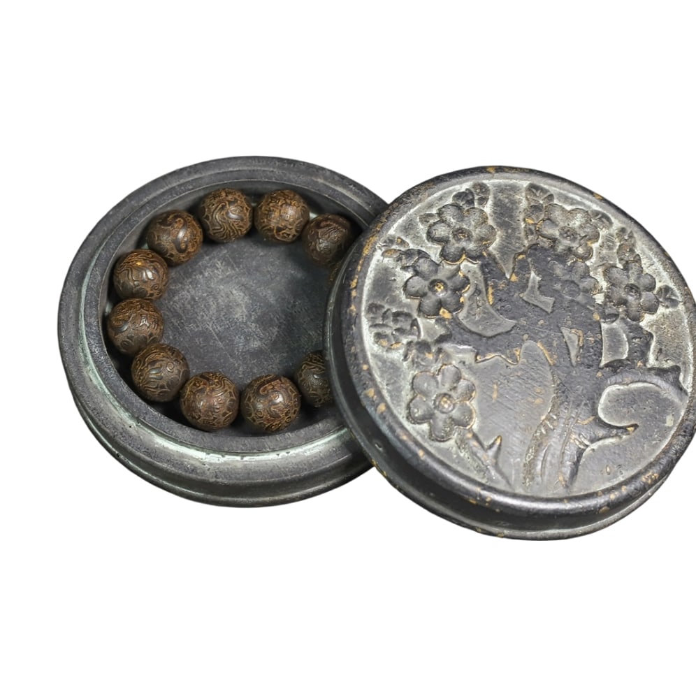 Agarwood Carved Bracelet: This set of agarwood carved bracelet features excellent material and exquisite craftsmanship, showcasing the natural texture and color of agarwood. The bead diameter is moderate, making it