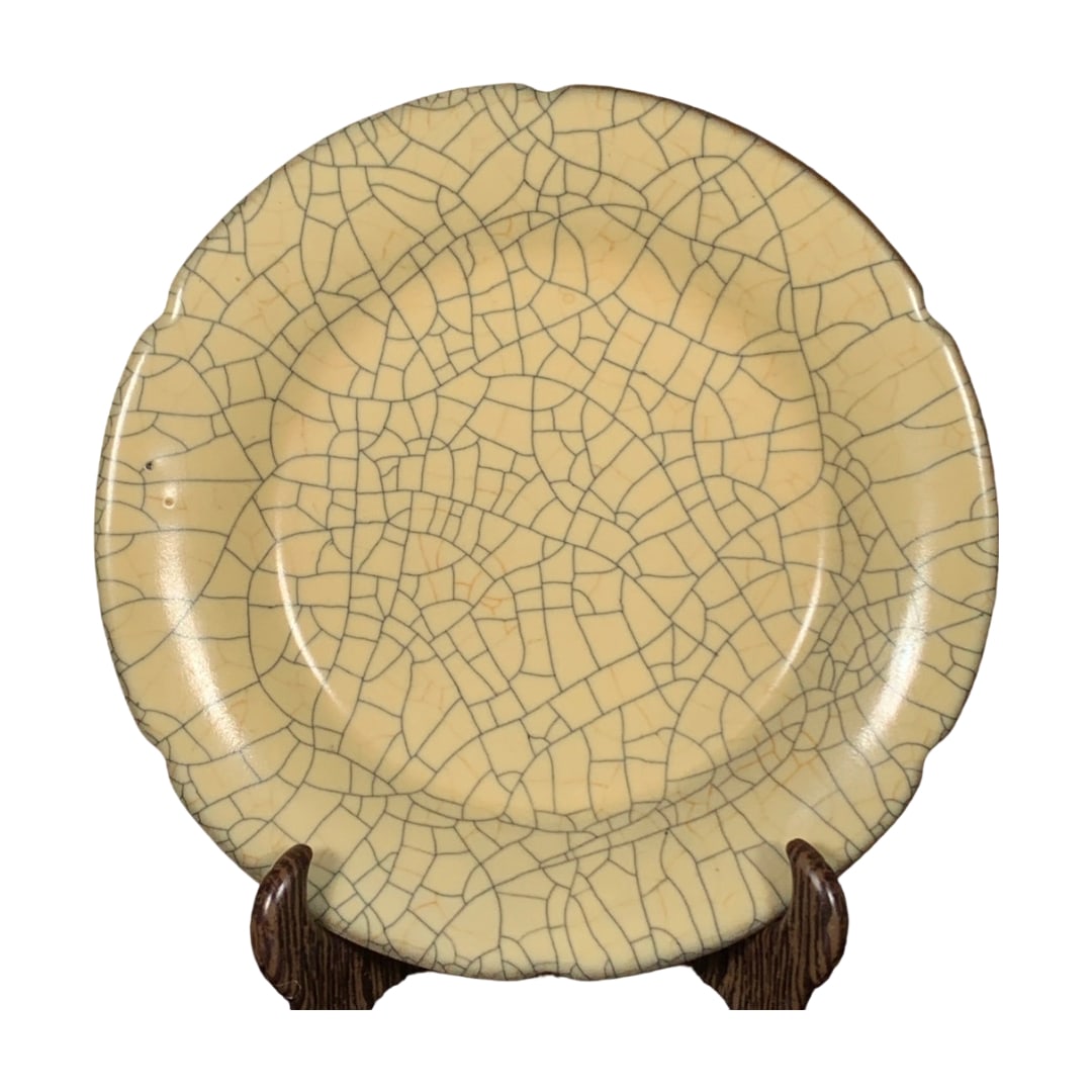 Song Dynasty Ge Kiln Lobed Rim Plate: This Song Dynasty Ge Kiln lobed rim plate features an elegant shape and a lustrous glaze, showcasing the unique charm of Song Dynasty ceramics. Ge Kiln is renowned for its crackle glaze, and the