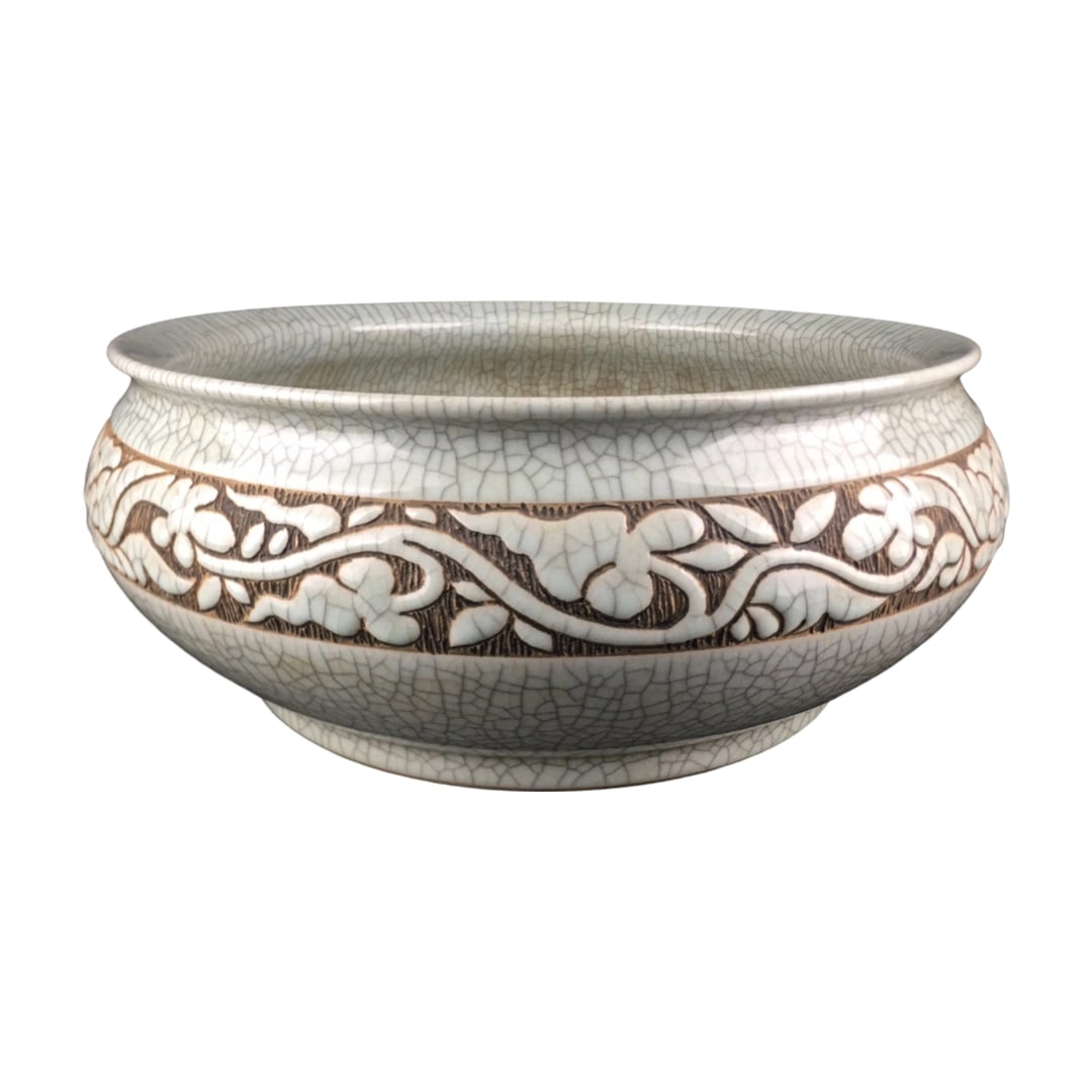 Official Kiln Crackle Glaze Wide Mouth Brush Washer: This official kiln brush washer is renowned for its fine body and full glaze. The crackle pattern is natural, showcasing the exquisite craftsmanship of ancient times. The overall condition is excellen