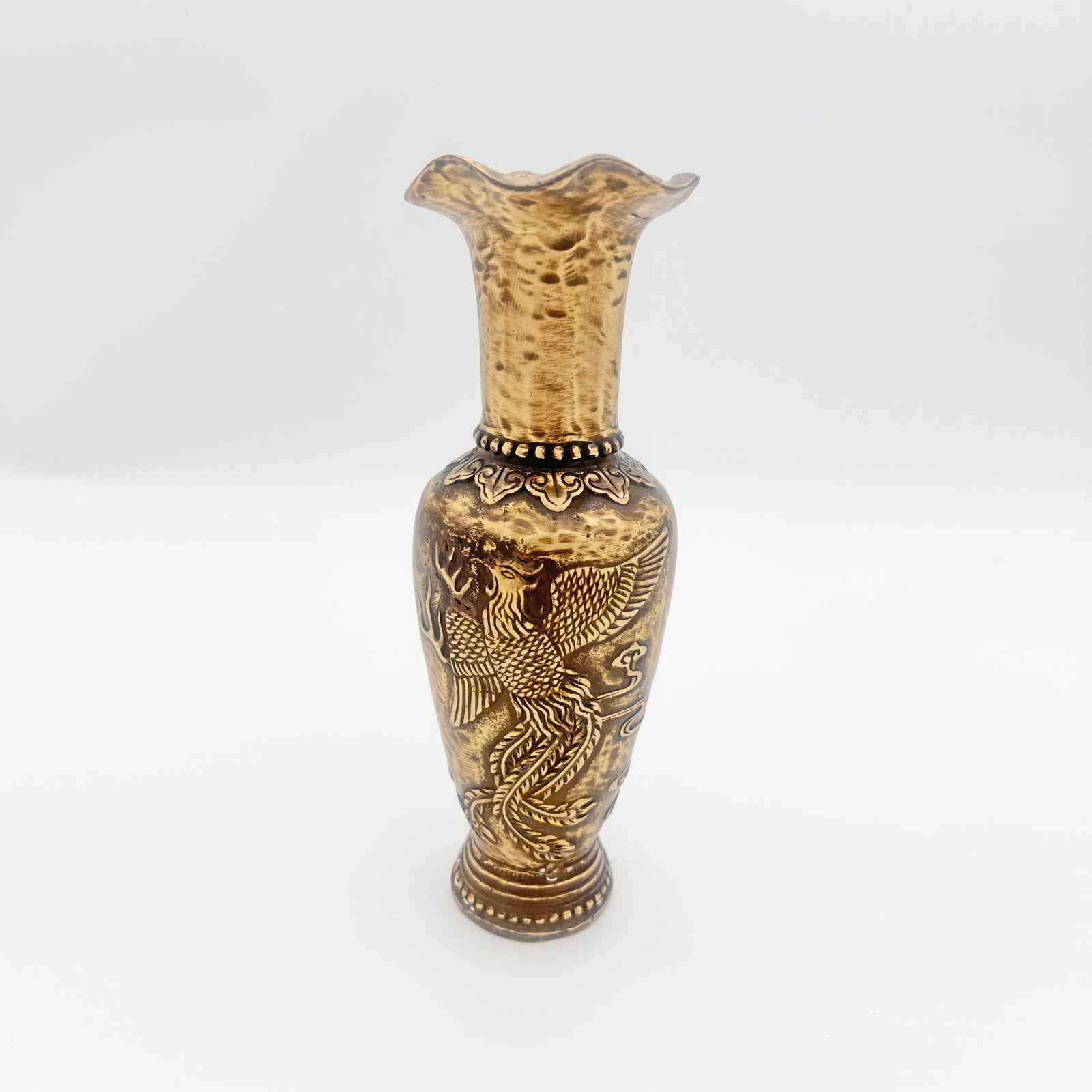A bronze vase with floral mouth and dragon motif, Mark and Period of Xuande, Ming Dynasty.: Bronze Flower-Mouth Dragon Pattern Appreciation Vase, Mark and Period of Xuande, Ming Dynasty Material: Brass Dimensions: Diameter 8 cm, Height 23 cm, Weight 640 g Description: This piece is a bronze