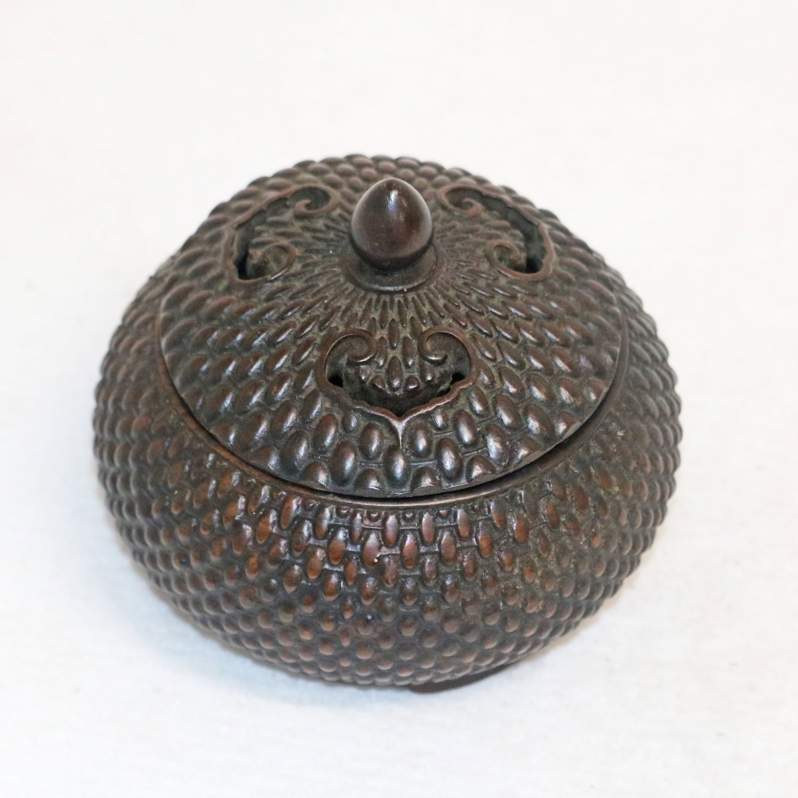 Incense Burner from the Late Meiji Period: Late Meiji Period Incense Burner Material: Bronze Dimensions: Diameter 11cm, Height 11cm, Weight 270g This piece is a bronze incense burner, featuring a rounded and full-bodied form with a constricted