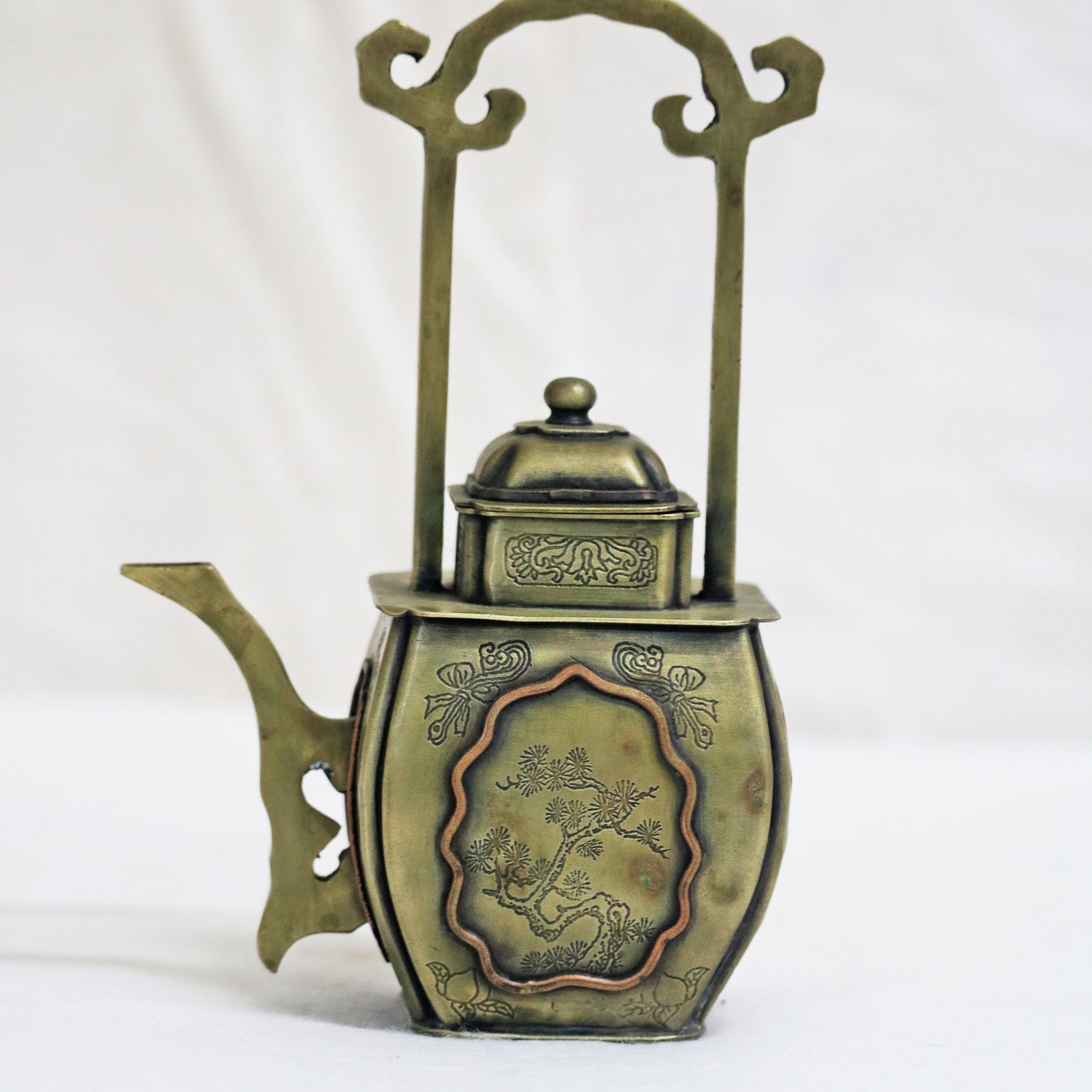 Qing Dynasty Xianfeng Period White Copper (Refined Copper) Engraved Teapot with Handle: Qing Dynasty Xianfeng Period White Copper (Refined Copper) Chased Ewer Material: White Copper Dimensions: Width 12 cm, Height 18 cm, Thickness 8 cm, Weight 440g Description: This piece is a white