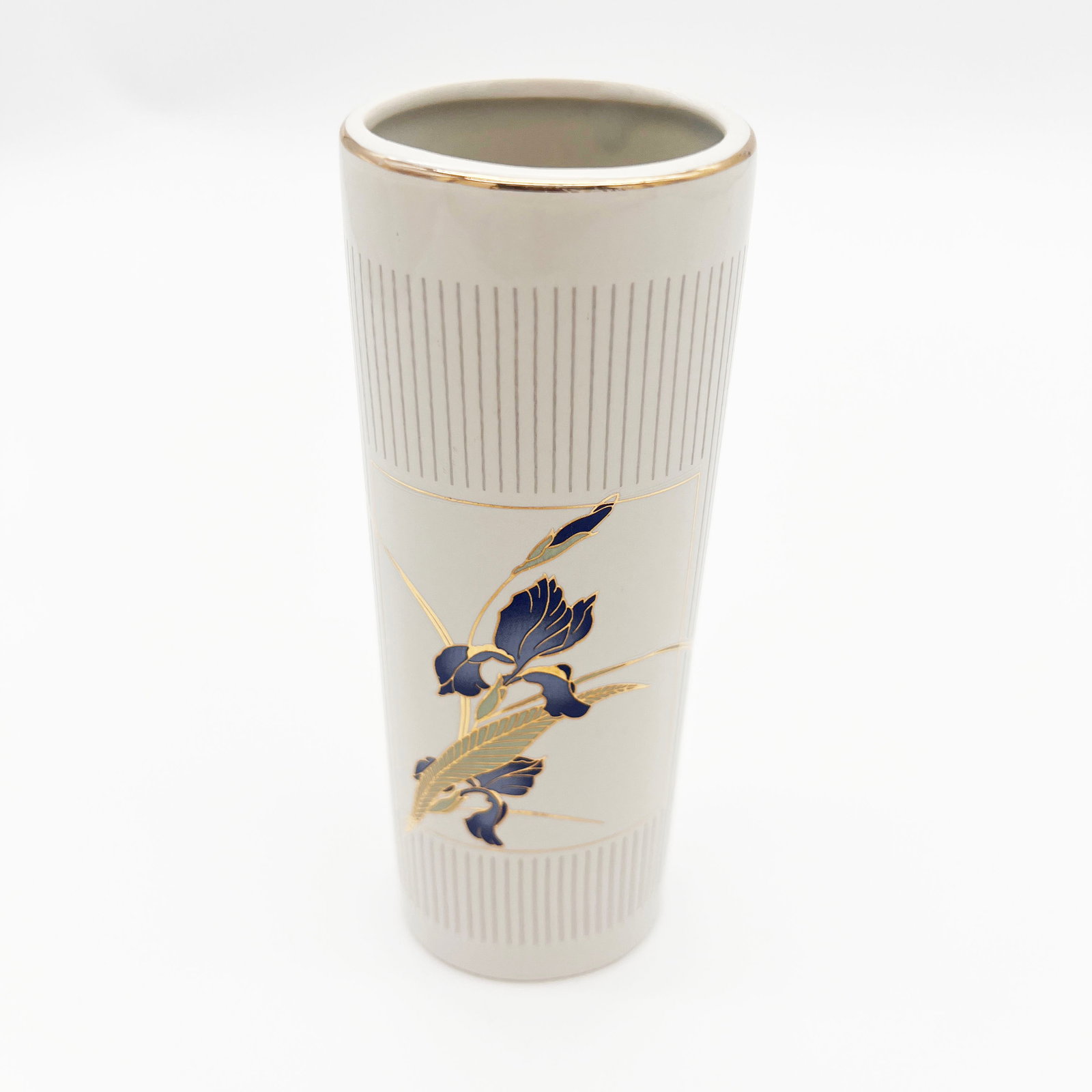 A porcelain vase with iris pattern from the 1980s.: 1980s Iris Pattern Porcelain Vase Material: White Porcelain Dimensions: Diameter 6 cm, Height 17 cm, Weight 225 g This piece is an iris pattern porcelain vase produced by the prominent Japanese