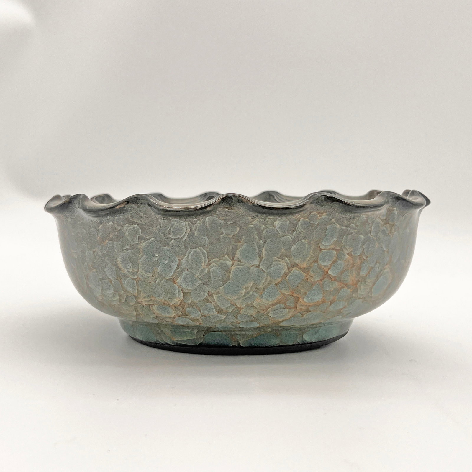 Qing Dynasty Ice Crackle Glaze Flower-Mouth Bowl: Qing Dynasty Ice Crackle Glazed Bowl with Floral Rim Dimensions: Diameter 19 cm, Width 7 cm, Weight 905 g This piece is an ice crackle glazed bowl with a floral rim. The rim is shaped like a petal, wi