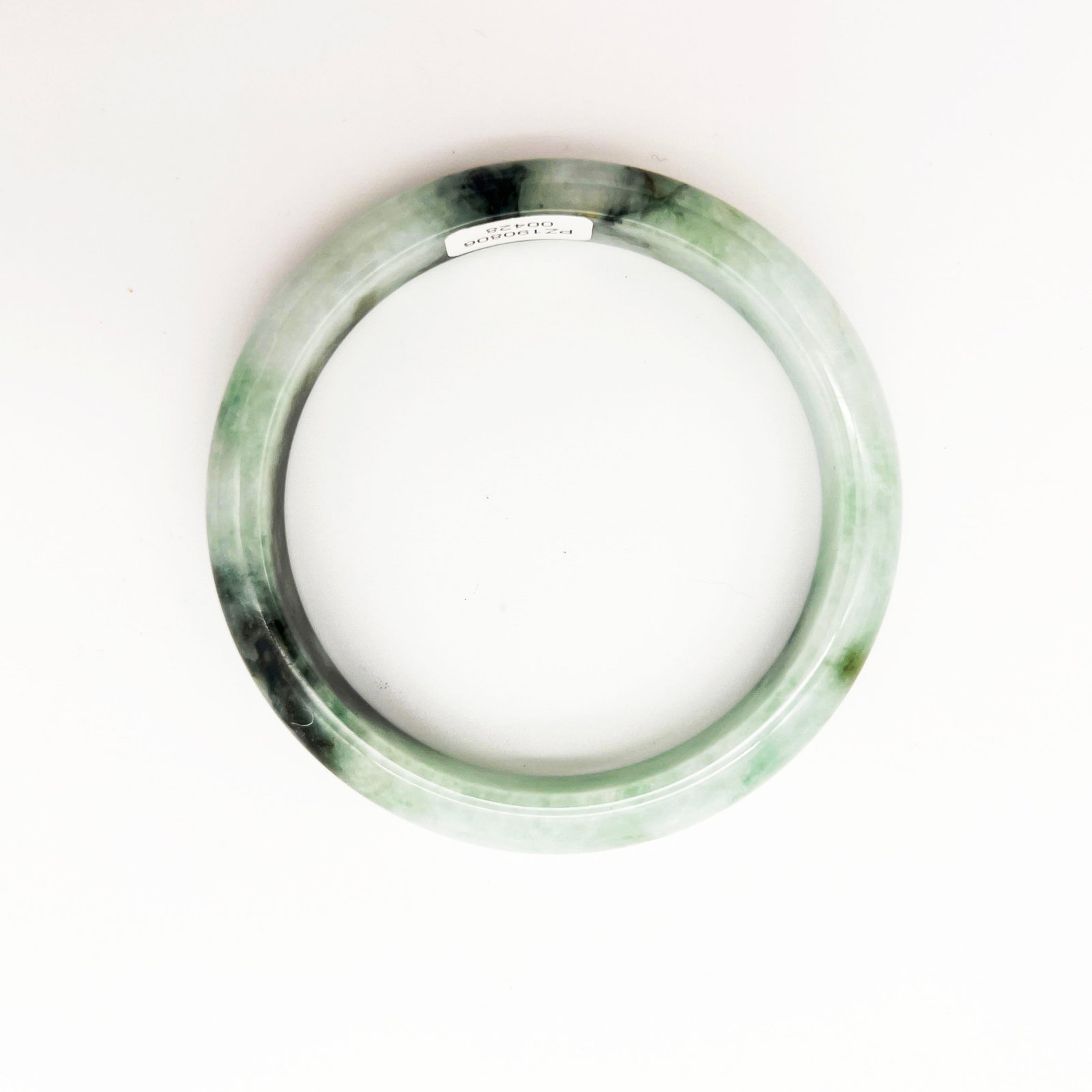 Natural Jadeite Bangle with Floating Flowers: Natural Jadeite Bangle with Floating Flowers Material: Jadeite Dimensions: Diameter 8cm, Thickness 1.5cm, Weight 50g This natural jadeite bangle with floating flowers is meticulously crafted from sele