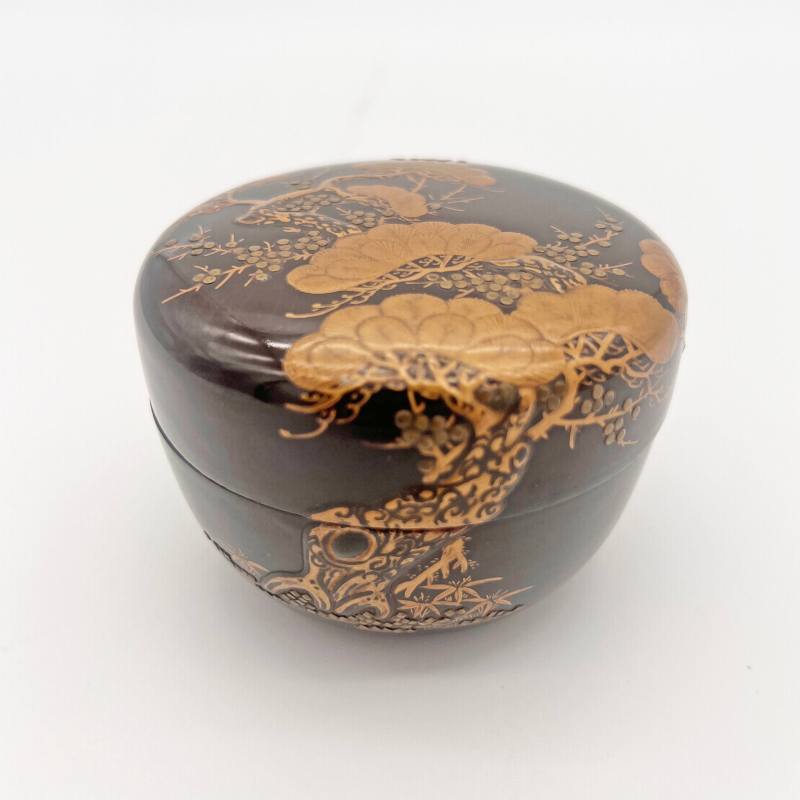 Japanese Traditional Lacquer Art: High Maki-e Pine Pattern Tea Caddy: Japanese Traditional Lacquer Art High Maki-e Pine Pattern Tea Caddy Material: Natural Wood Core Dimensions: Diameter 9cm, Height 6cm, Weight 73g This Japanese traditional lacquer art high maki-e pine 