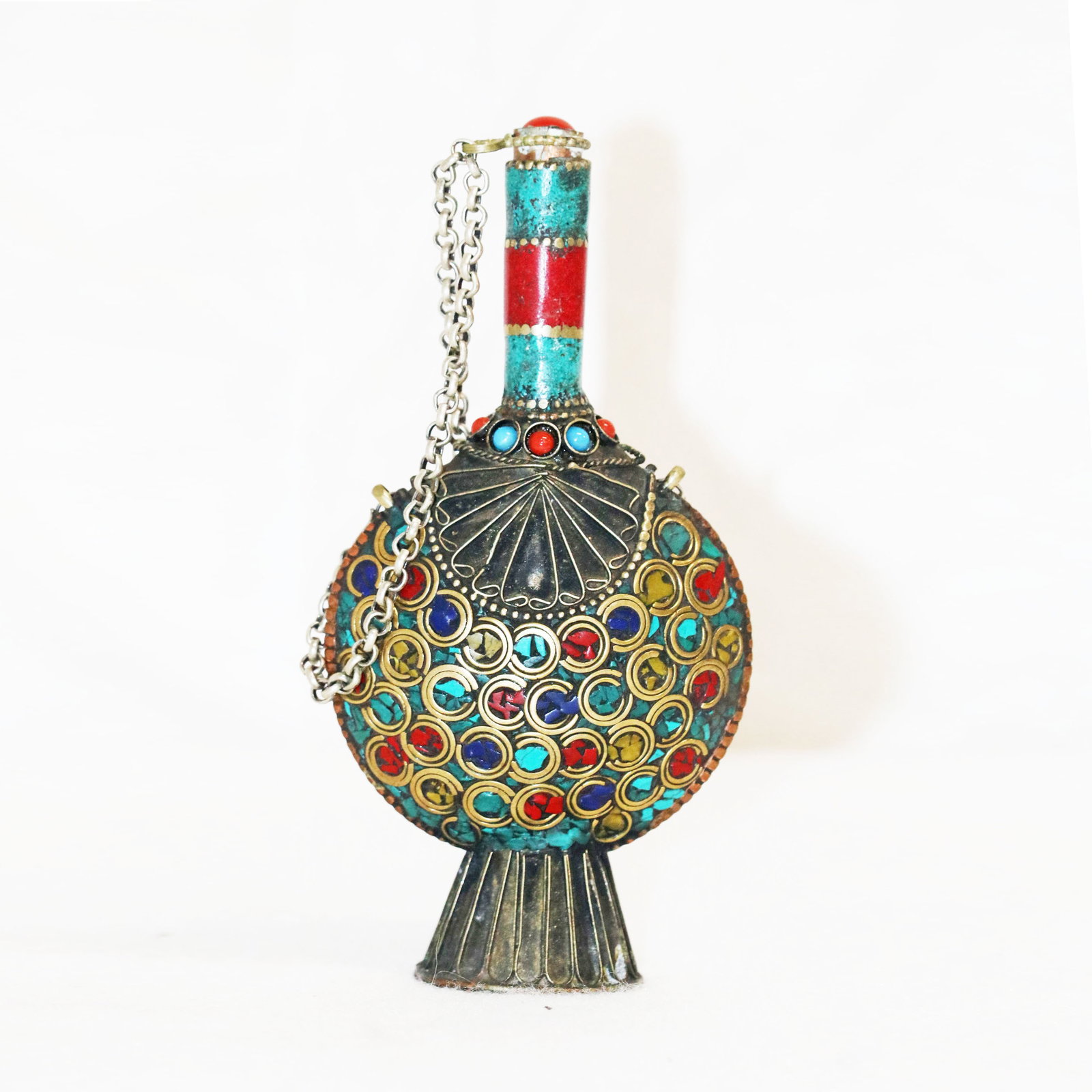 Tibetan-Style Snuff Bottle: Tibetan-Style Snuff Bottle Material: Brass Dimensions: Thickness 5cm, Width 8cm, Height 16cm, Weight 145g Price: Product Description: This Tibetan-style snuff bottle is crafted from brass, skillfully 