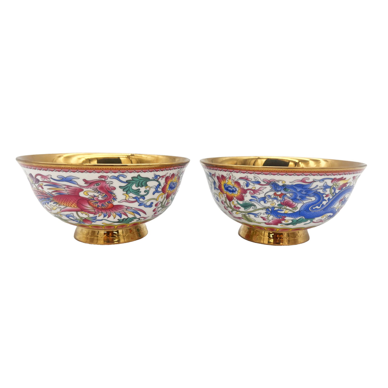 A pair of Qing Dynasty Qianlong period Famille Rose gilt bowls with dragon and phoenix motifs.: Qing Dynasty, Qianlong Period, Famille Rose Gilt Dragon and Phoenix Pattern Bowl Single Size: Diameter 16cm, Height 8cm, Weight 270g This pair of Famille Rose gilt dragon and phoenix pattern bowls is 