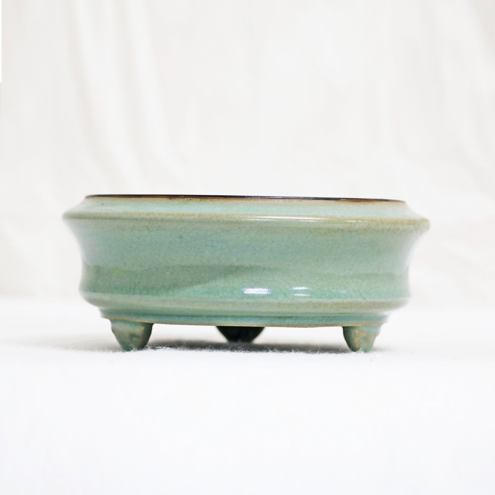 Song Dynasty Official Kiln Ru Ware Lotus Petal Bowl: Song Dynasty Official Kiln Ru Ware Lotus Petal Bowl Material: Porcelain Dimensions: Diameter 19cm, Height 8cm, Weight 670g This Song Official Kiln Ru Ware celadon-glazed tripod washer is crafted from 