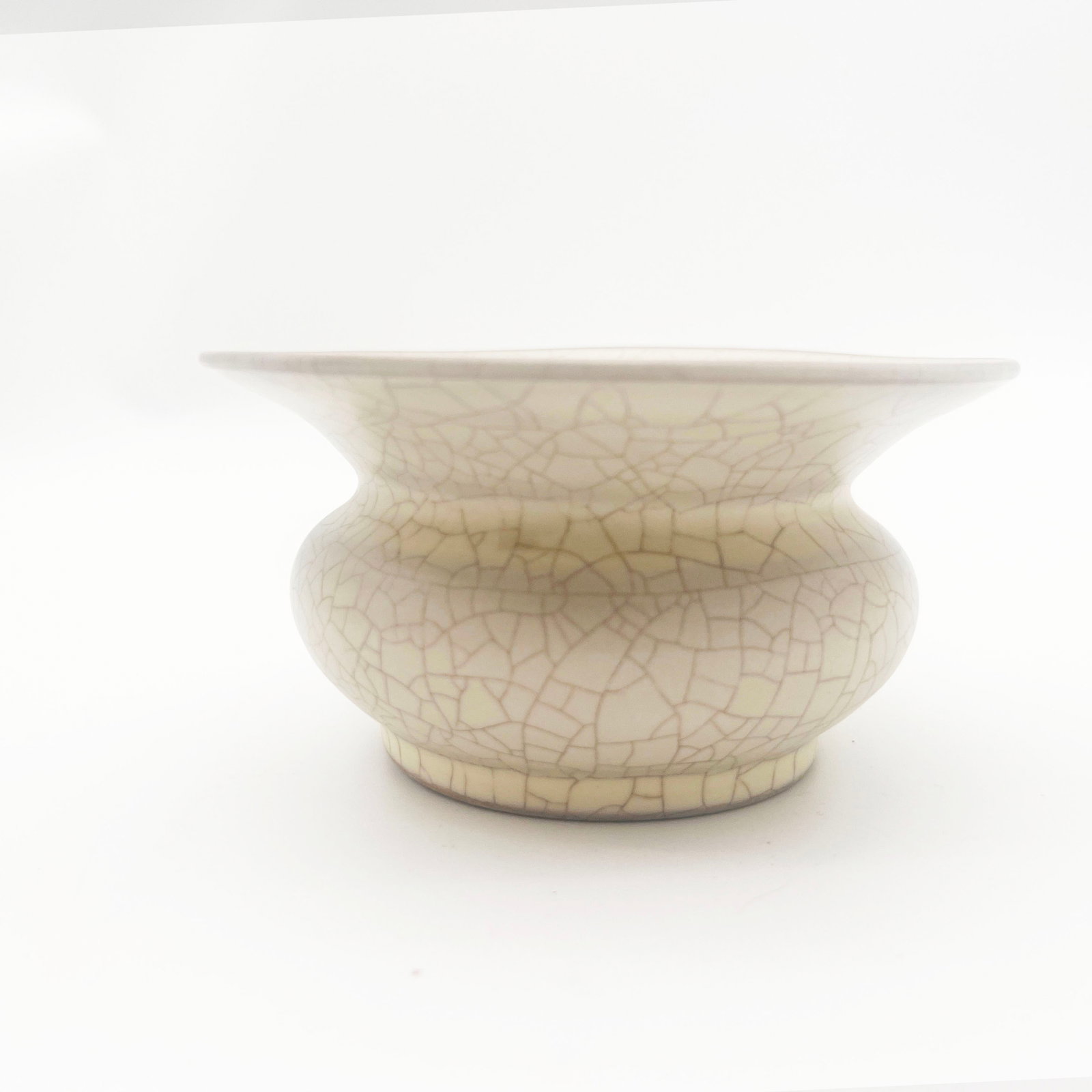 Song Dynasty Guan ware white-glazed vase with crackle pattern and flared mouth.: Song Dynasty Official Kiln White Glaze Crackle Rimmed Vase Material: Porcelain Dimensions: Diameter 14cm, Height 7cm, Weight 349g This white glaze crackle rimmed vase, meticulously crafted in the styl
