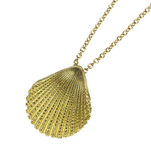 Pre-owned - Tiffany K18YG Pendant Necklace, Vintage Shell, "Selby Ginza Store": This is a Tiffany yellow K gold necklace themed with exquisite shell motifs, featuring beautifully engraved patterns on the metal. The intricate gold carving craftsmanship is admirable, and the luxuri