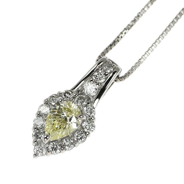 Pre-owned Pt900/Pt850 Pear-Shaped Diamond Pendant Necklace 0.232 Carats D0.19 Carats: This is a platinum pendant necklace featuring a 0.232-carat diamond as the main stone. The gentle light yellow pear-shaped diamond is surrounded by delicately sparkling small diamonds, presenting a cl