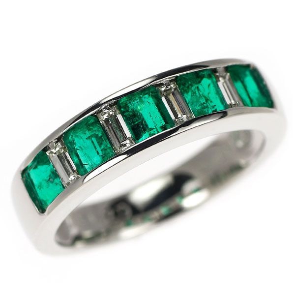 Second-hand - Mitsukoshi K18WG Emerald Diamond Ring 0.79 Carats D0.17 Carats: This is a cool-toned platinum ring designed by Mitsukoshi, featuring alternating channel-set emeralds and rectangular-cut diamonds. The emeralds exhibit a vivid neon-like green, selected for their bea