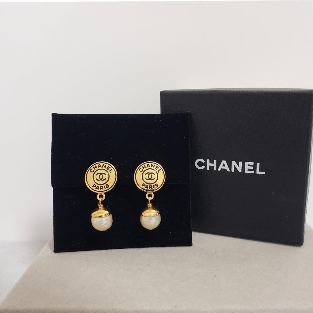 Pre-owned Chanel Vintage Round Double C Logo Swing Pearl Earrings: Chanel Vintage Round Double C Logo Swing Pearl Earrings Length: 1.0 cm Depth: 1.5 cm Height: 3.5 cm Weight: 6 g Brand: Chanel Intended for: Ladies Gemstone: Imitation Pearl Earring Type: Clip-on Earri