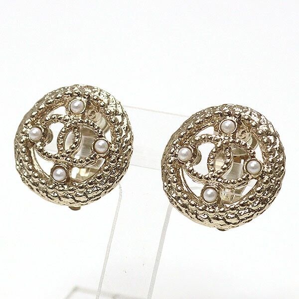 Second-hand - Chanel Coco Logo Earrings, Light Gold, Imitation Pearl, Metal, A18C, Button Pattern,: Category: Branded Jewelry Brand: Chanel Item Name: Coco Logo Earrings Reference Price: Grade: S Dimensions: 18.5 x 18.5 Material: Metal/Imitation Pearl Color: Light Gold Weight: 7.2 grams Country of M