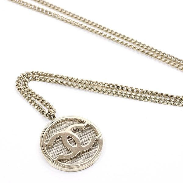 Pre-owned - CHANEL Coco Logo Mesh Badge Necklace in Champagne Gold, 42cm, B17A, Grade S: Category: Branded Jewelry Brand: Chanel Item Name: Coco Mark Mesh Badge Necklace Reference Price: Grade: S Size: Length approximately 42cm, Pendant approximately 2.1cm wide x 2.1cm high Material: Meta