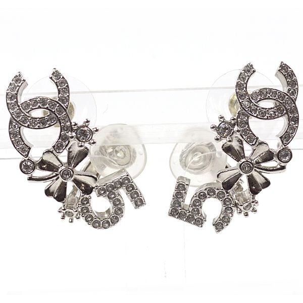 Pre-owned - Chanel Coco Mark Clover No.5 Earrings with Rhinestones, Metal ABA432, Crystal, Silver,: Category: Branded Jewelry Brand: Chanel Item Name: Coco Mark Clover No.5 Earrings Reference Price: Grade: N Size: Approximately W3.0 x H1.4 cm Material: Rhinestone, Metal Color: Crystal, Silver Weight