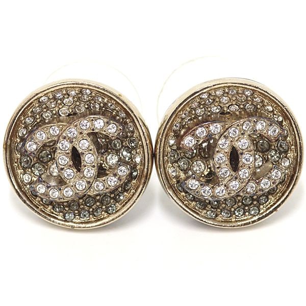 Pre-owned - Chanel CC Logo Earrings with Swarovski Crystals, Metal ABA407, Crystal, Black, Light: Category: Branded Jewelry Brand: Chanel Item Name: Coco Mark Earrings Reference Price: Dimensions: Approximately W1.5 x H1.5 cm Material: Swarovski Crystal, Metal Color: Crystal, Black, Light Gold Wei