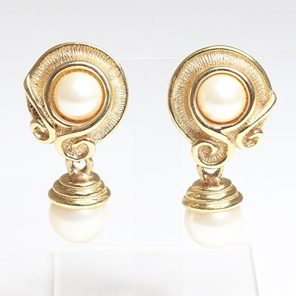 Second-hand - Christian Dior Faux Pearl Earrings, Metal, Gold Tone, Clip-on Style: Category: Branded Jewelry Brand: Christian Dior Item Name: Imitation Pearl Earrings Reference Price: Grade: A Dimensions: Approximately Width 17.3 x Height 33.8 mm Material: Metal/Resin Pearl Color: G