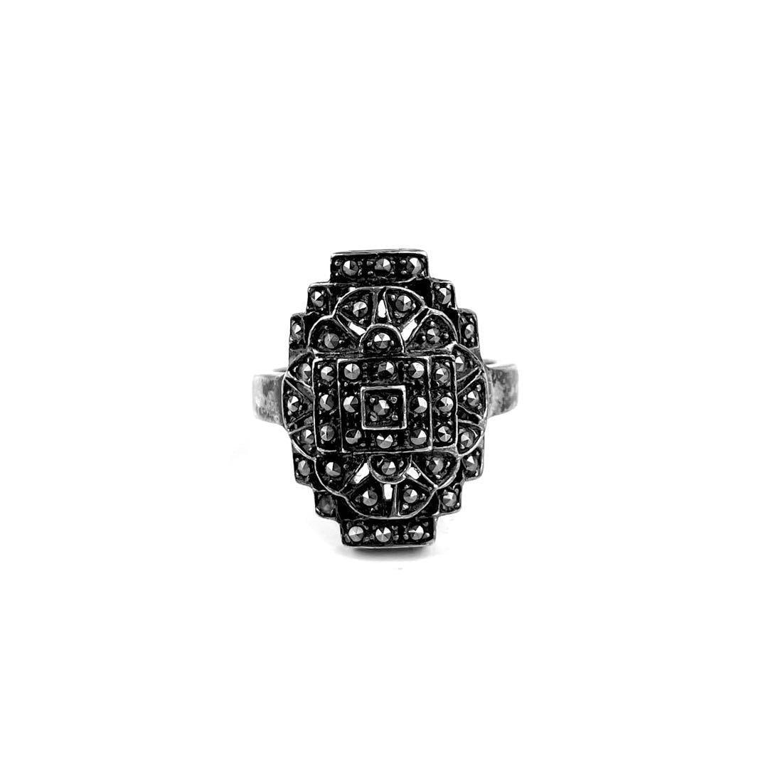 Second-hand - Silver 925 Ring, Size 15, 1980s, Agate Stone, Antique: Conceptualized as "Timeless Radiance," a carefully curated selection of vintage jewelry from the 1970s to the 1990s. Item Name Exquisite Presence Vintage Silver 925 Engraved Ring Vintage Silver Design
