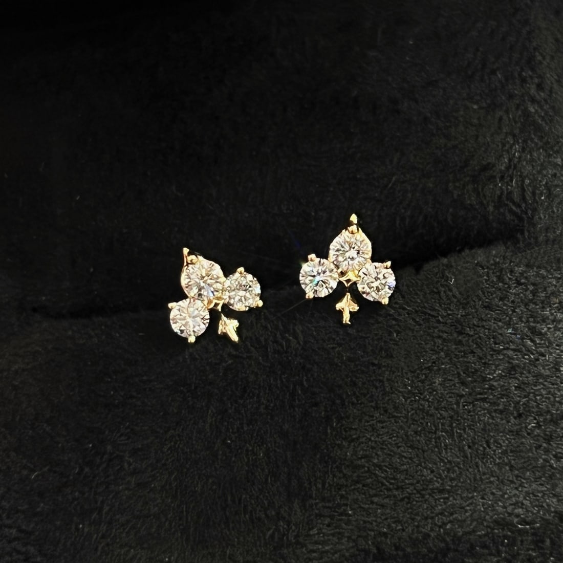18K Gold Natural Cultivated Diamond Earrings: These earrings are ingeniously crafted with three small diamonds forming a unique spade shape, showcasing individuality and elegance. Whether worn on the cartilage or lobe, they highlight the