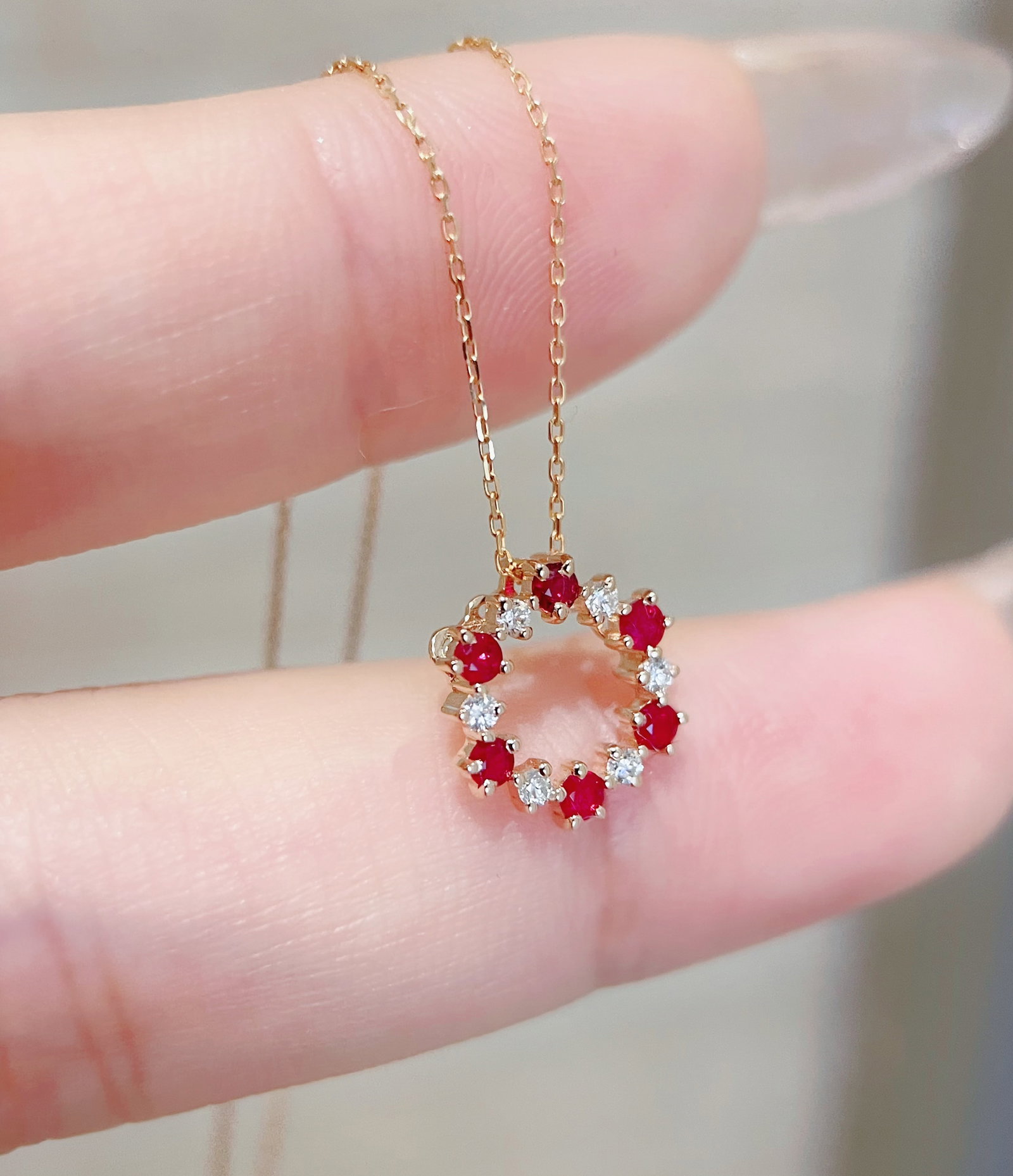 18K Gold Natural Ruby Diamond Necklace: This necklace features a delicate floral wreath design, with alternating rubies and diamonds, symbolizing completeness and protection. Its gentle ambiance makes it a precious jewelry choice.
